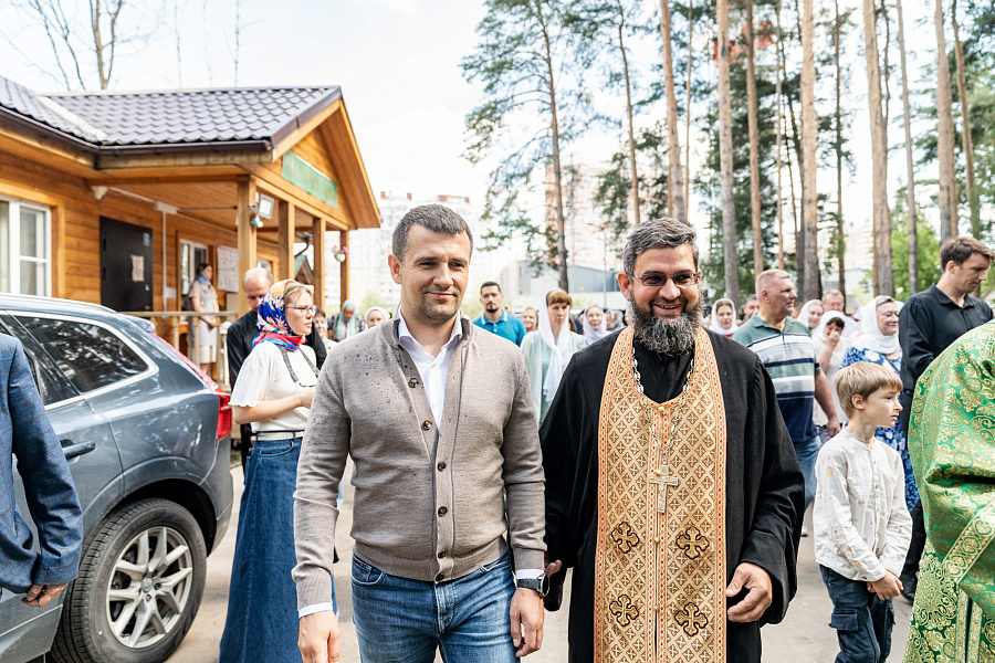 Архиерейское богослужение в храме преподобного Серафима Саровского посёлка Дрожжино Ленинского г.о.